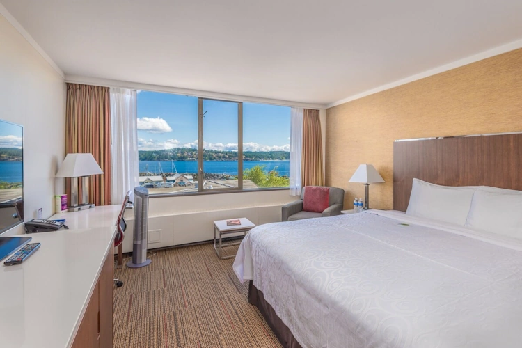 coast discovery inn & marina - kamer 1 bed.webp