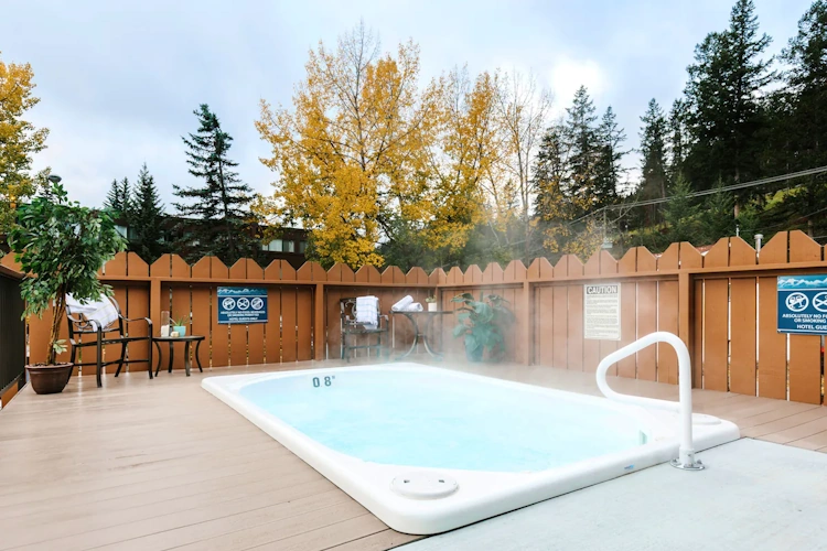 lobstick lodge whirlpool buiten.webp