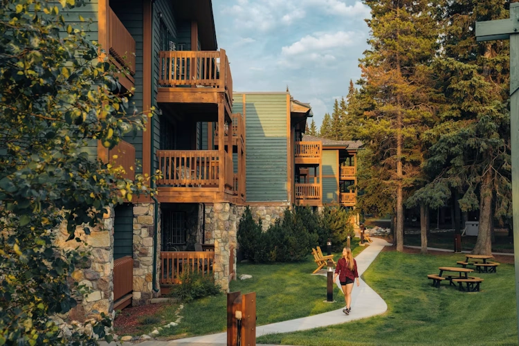 lake louise inn exterieur3.webp