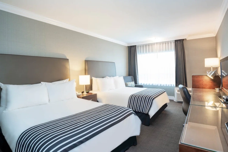 sandman hotel vancouver airport kamer 2 bedden.webp