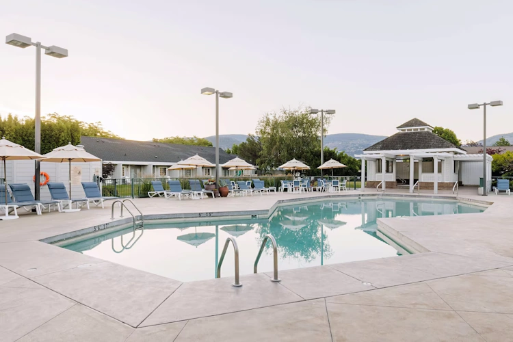 balcomo a ramada by wyndham zwembad buiten2.webp