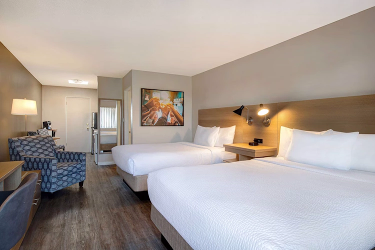 days inn by wyndham victoria uptown kamer 2 bedden.webp