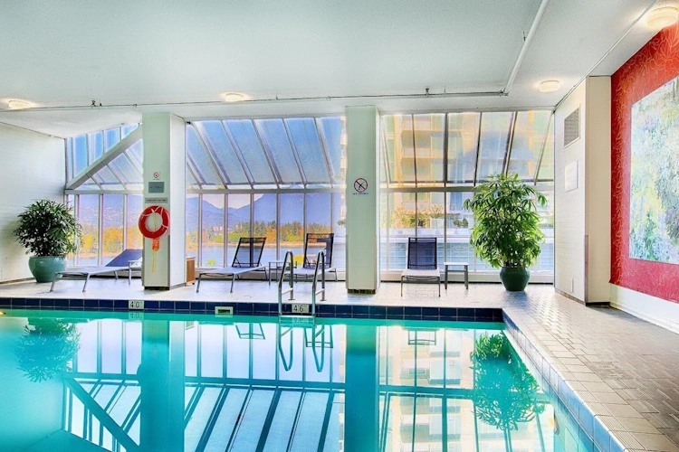 pinnacle hotel harbourfront binnenzwembad.webp