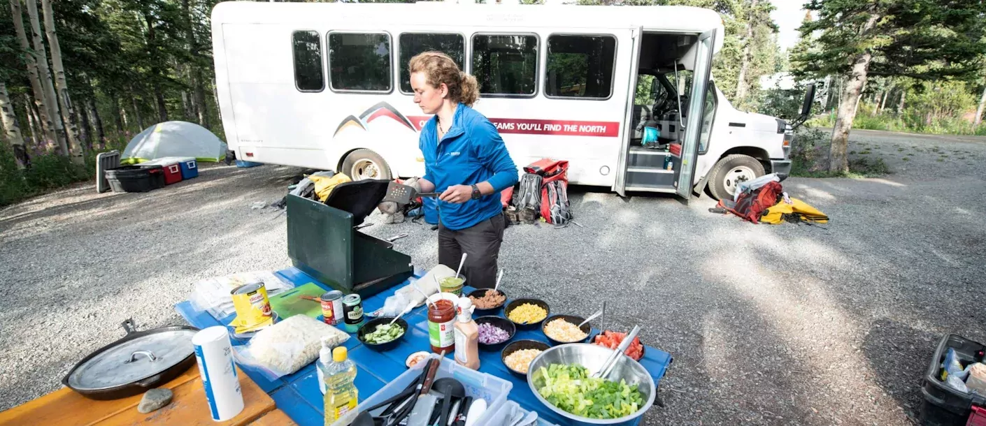gold rush tour lunch bereiden.webp