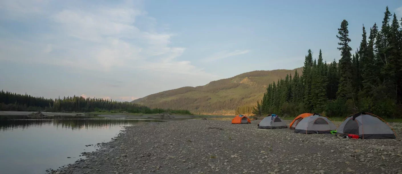 gold rush tour kamperen aan de rivier.webp