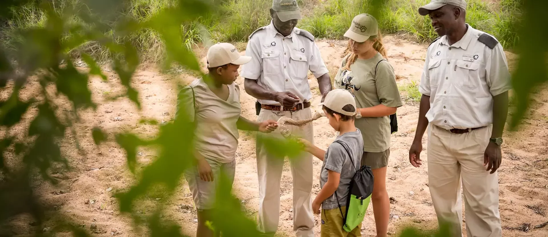 Familieavontuur door Zuid-Afrika Kambaku Safari Lodge kids walk 001.webp