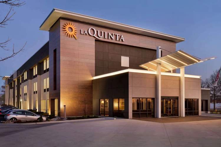La Quinta Inn and Suites by Wyndham St Louis Route 66 buitenkant.webp
