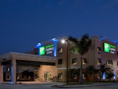 Holiday Inn Express Marathon building