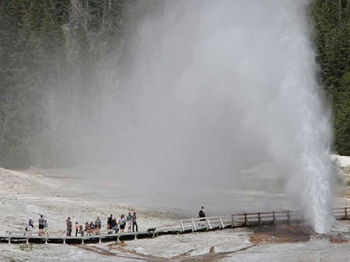 Klik op de afbeelding voor een vergroting old faithful geyser 1