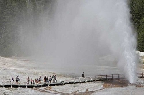 Klik op de afbeelding voor een vergroting old faithful geyser 2
