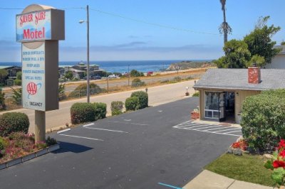 Silver Surf Motel buitenkant parkeerplaats