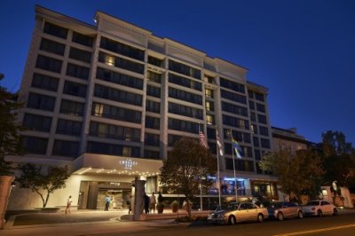 Embassy Row Hotel buitenkant avond