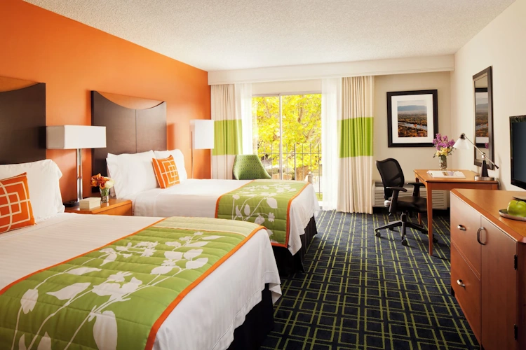 The Querque Hotel kamer.webp