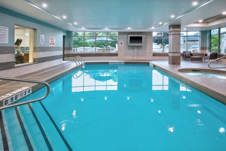 Holiday Inn Express Suites Kingston Central zwembad.webp
