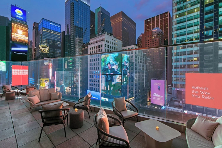 New York Marriott Marquis buiten terras.webp