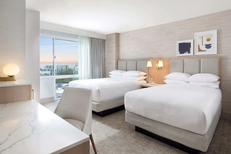 Hilton Santa Monica Hotel kamer.webp