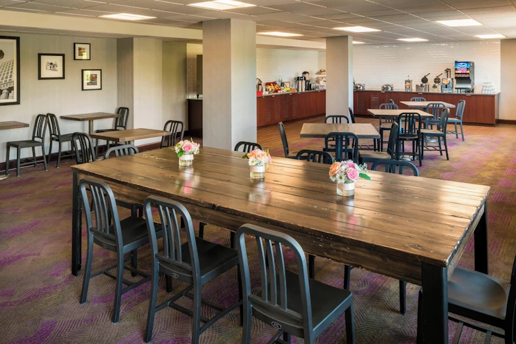 Four Points by Sheraton Boston Logan Airport Revere ontbijtruimte.webp