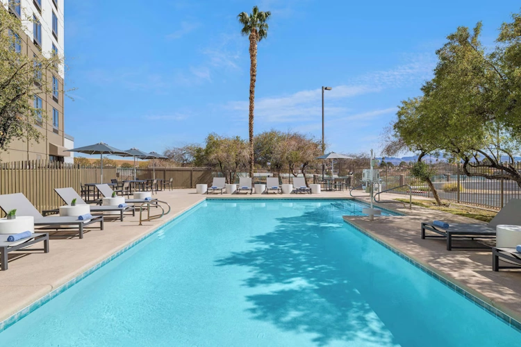 DoubleTree by Hilton Hotel Las Vegas Airport zwembad.webp