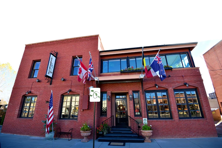 Chamberlin Inn voorkant.webp