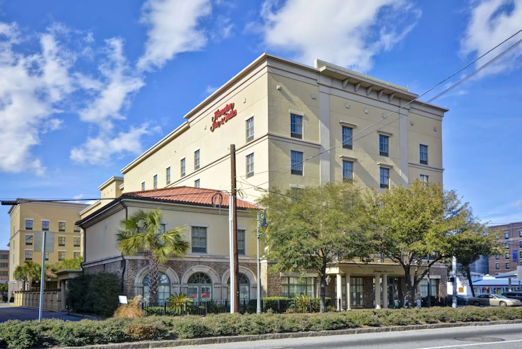 Hampton Inn and Suites Savannah Historic District buitenkant.webp