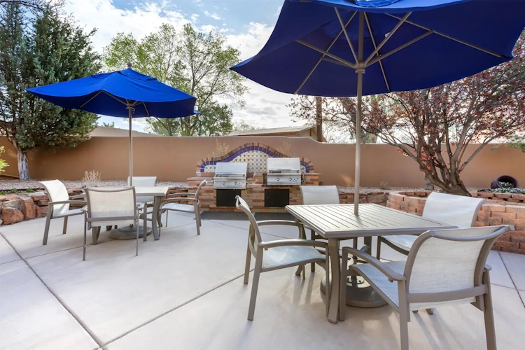 Hilton Vacation Club Villas de Santa Fe buiten zitten.webp