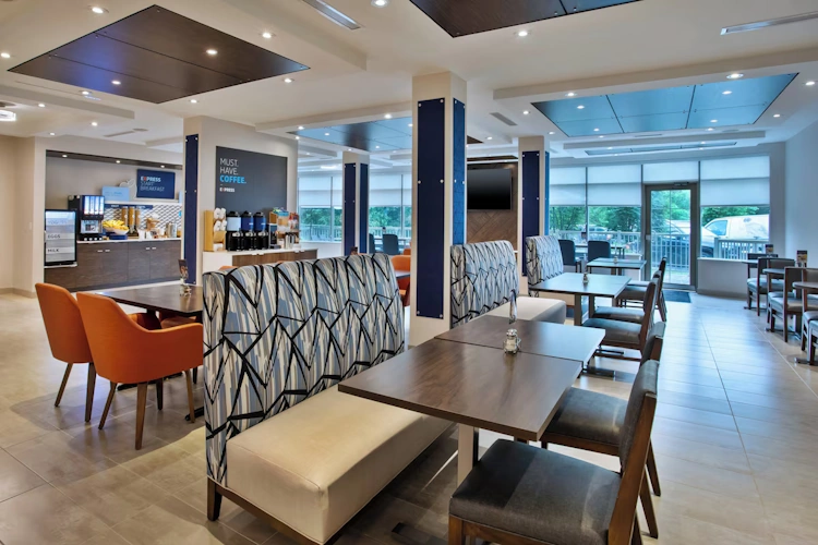 Holiday Inn Express Suites Kingston Central ontbijtruimte.webp