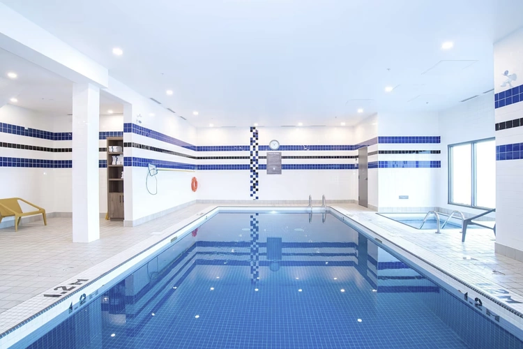 Sandman Hotel Calgary Airport zwembad.webp