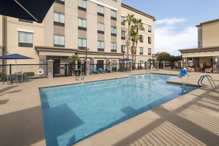 Hampton Inn and Suites North Phoenix Happy Valley zwembad.webp