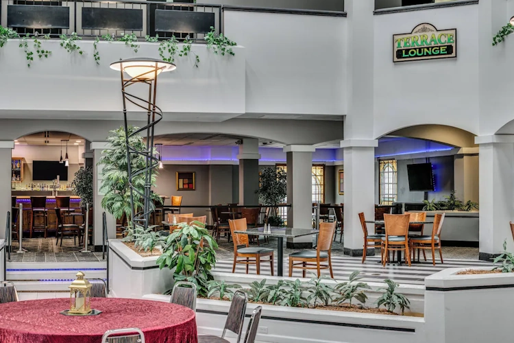 Holiday Inn and Suites Springfield buitenterras.webp