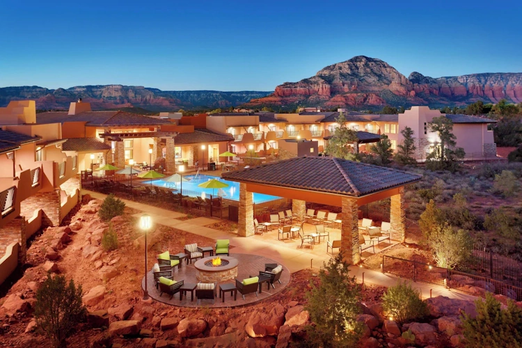 Courtyard by Marriott Sedona tuin avond.webp