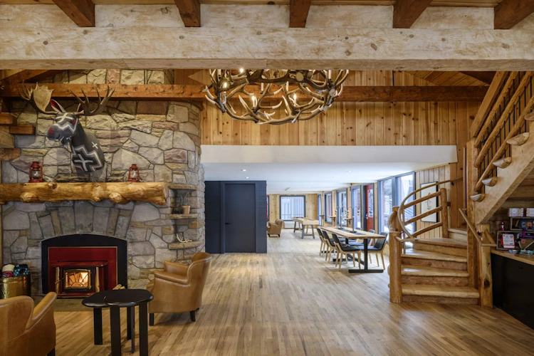 Mountain Modern Motel ontspanningsruimte.webp