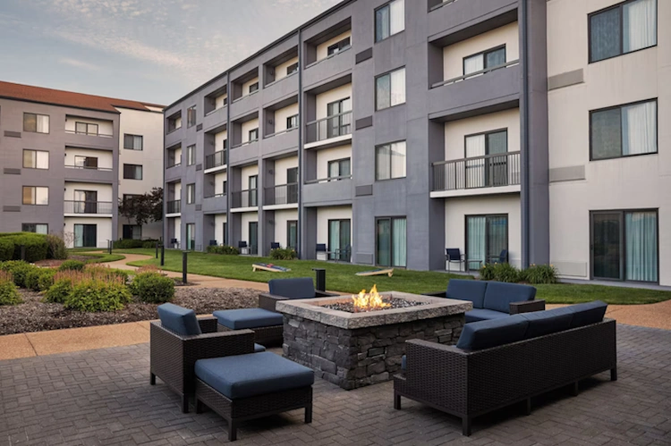 Courtyard St Louis Downtown West buiten.webp