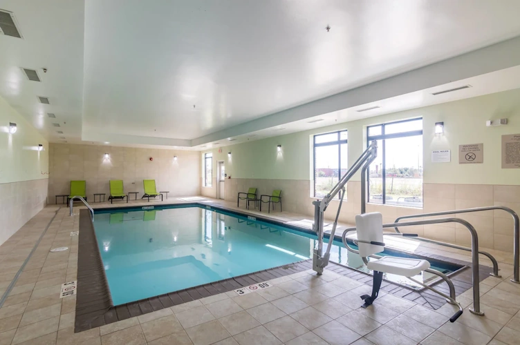 Springhill Suites Oklahoma City Downtown zwembad.webp