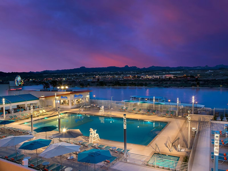 Aquarius Casino Resort buitenzwembad.webp
