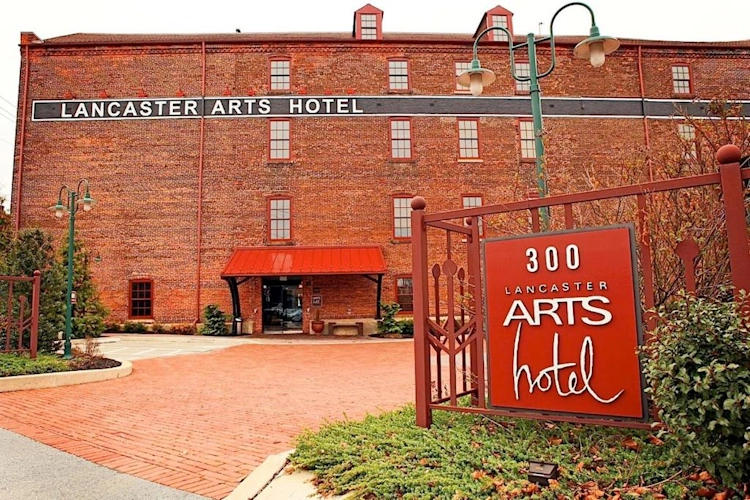Lancaster Arts Hotel buitenkant.webp
