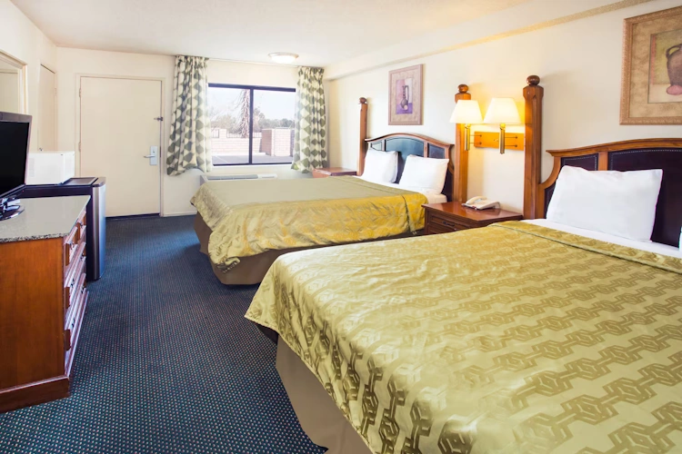 Travelodge by Wyndham Indio kamer.webp