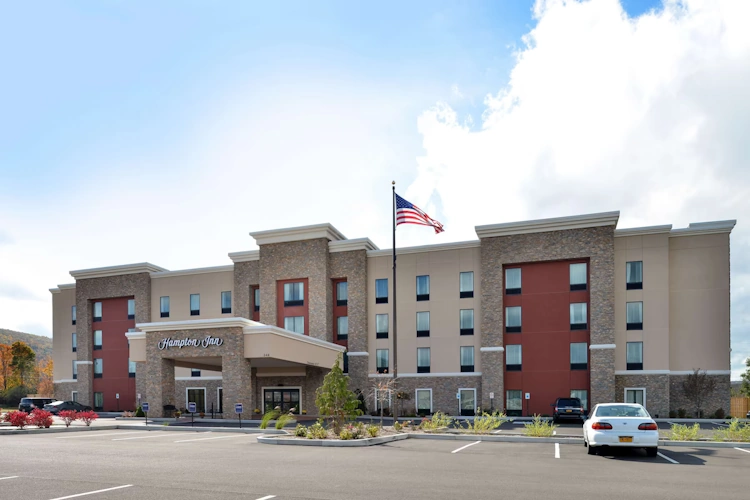 Hampton Inn Corning Painted Post voorkant.webp
