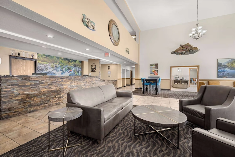 La Quinta Inn and Suites by Wyndham Grants Pass lounge receptie.webp