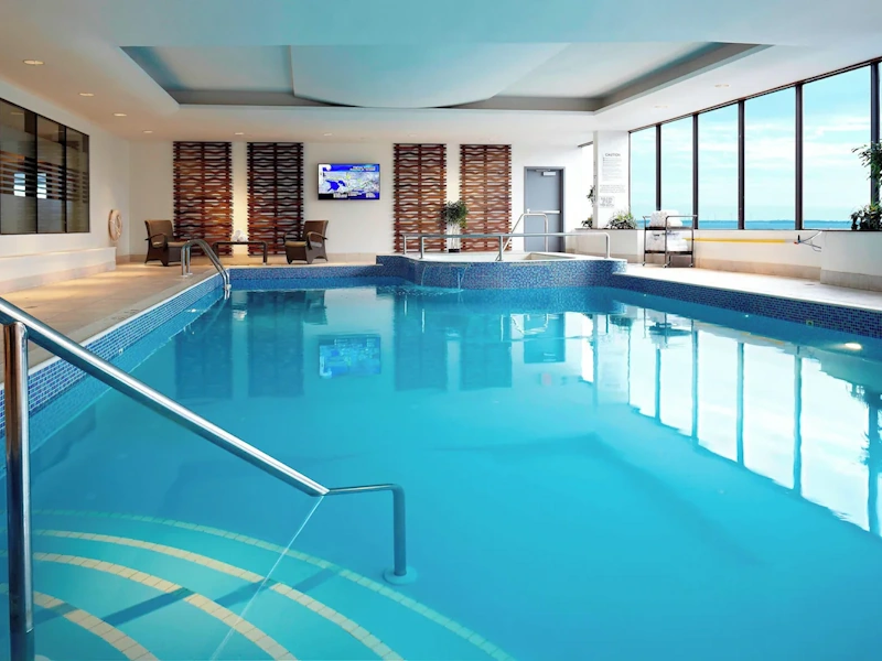 Delta Hotels Kingston Waterfront zwembad.webp