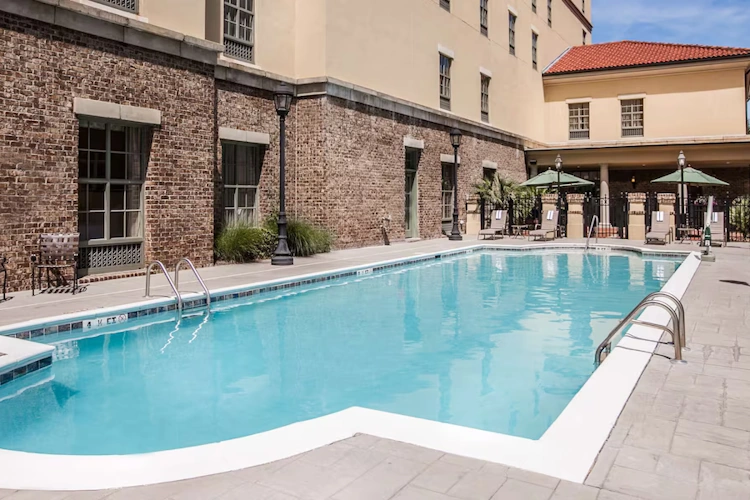 Hampton Inn and Suites Savannah Historic District zwembad.webp