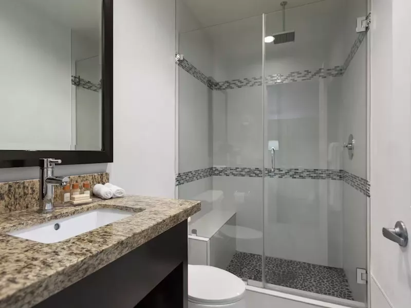 Shower - Wydnham Downey - AmerikaPlus