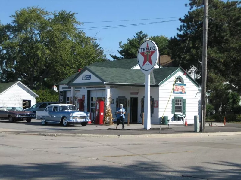 Amblers-Texaco-Gas-Station6__FocusFillWyIwLjA