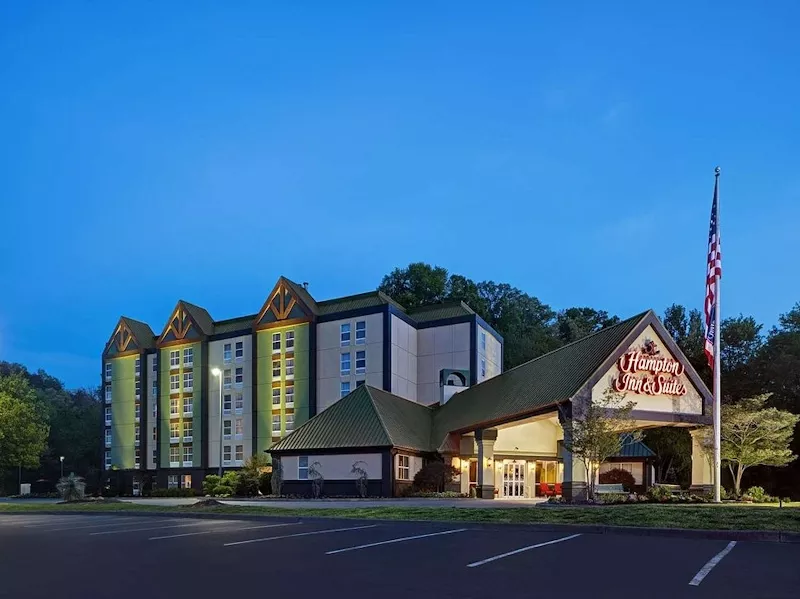 Front- Hampton Pigeon Forge - AmerikaPlus