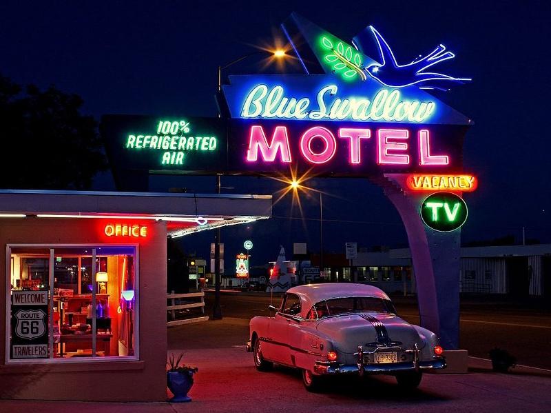 Front - Blue Swallow Motel - AmerikaPlus