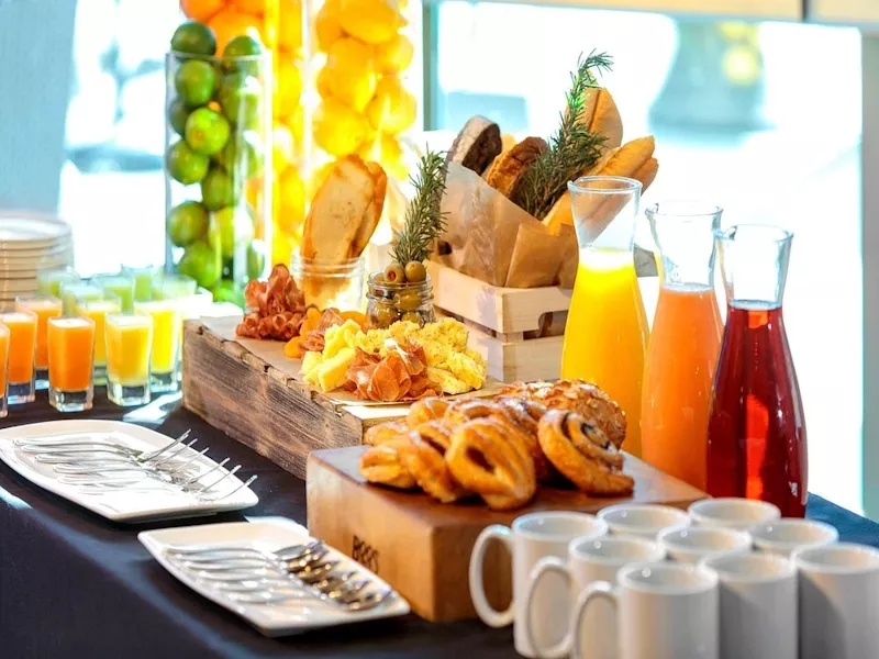 AmerikaPlus - LAX - Airport Renaissance Ontbijt.webp