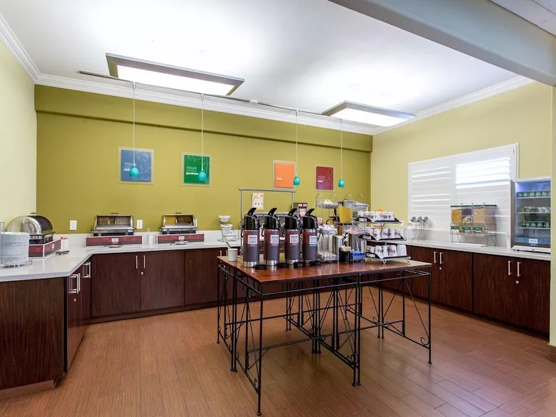 AmerikaPlus - Fresno - Comfort Suites Breakfast.webp