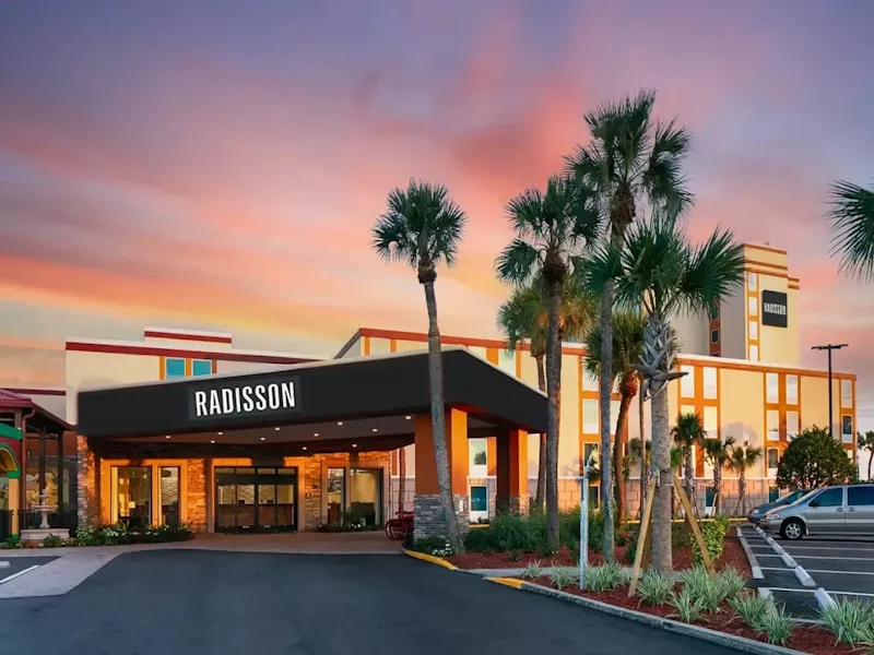 Radisson Hotel Orlando - Front -  AmerikaPlus.webp