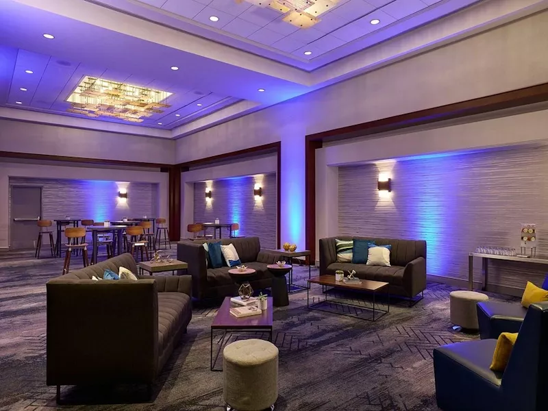 AmerikaPlus - LAX - Airport Renaissance Lounge.webp