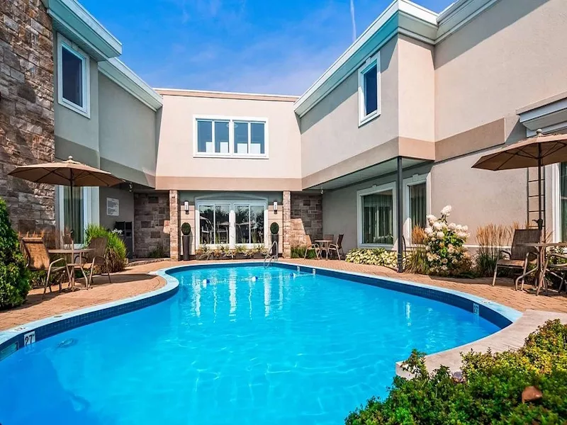 AmerikaPlus - Pool - BW Aristocratie.webp