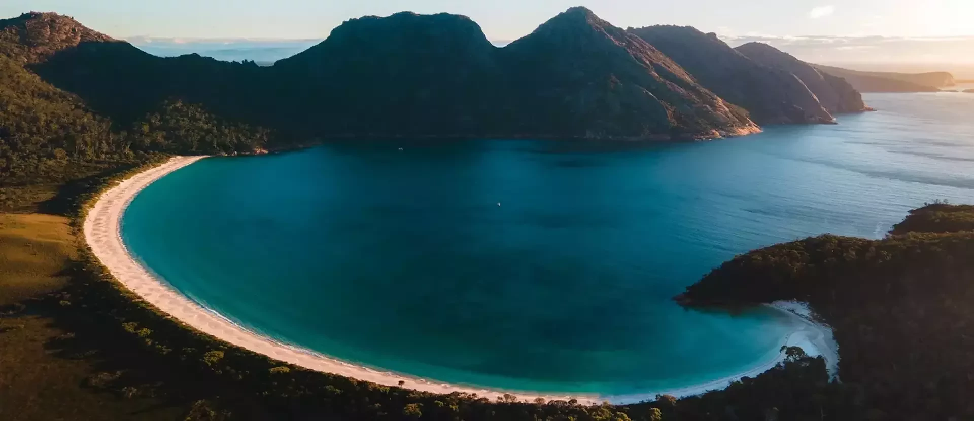 Wineglass Bay - AustraliePlus - lochlainn-riordan-unsplash.webp